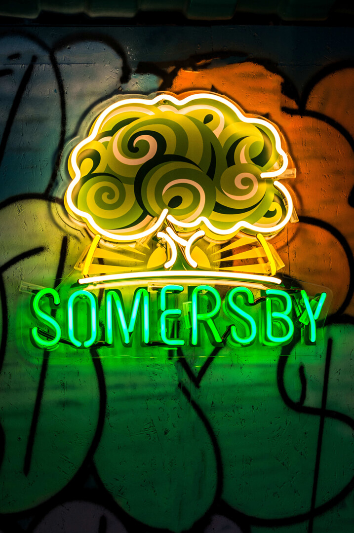somersby somersbi - somersby-albero-neon-su-un-colore-muro-neon-dietro-il-bar-neon-in-un-contenitore-muro-sotto-illuminato-muro-con-logo aziendale-neon-su-elettricità-pubblicità-birra-lettera-neon-elettricità-via (4)